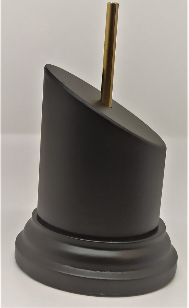 Peana Pedestal 20 mm de altura, parte superior 5 x 5 cm. Realizado en MDF,  lacado Avellana. Marca Peanas.net. Ref: 88115A. 